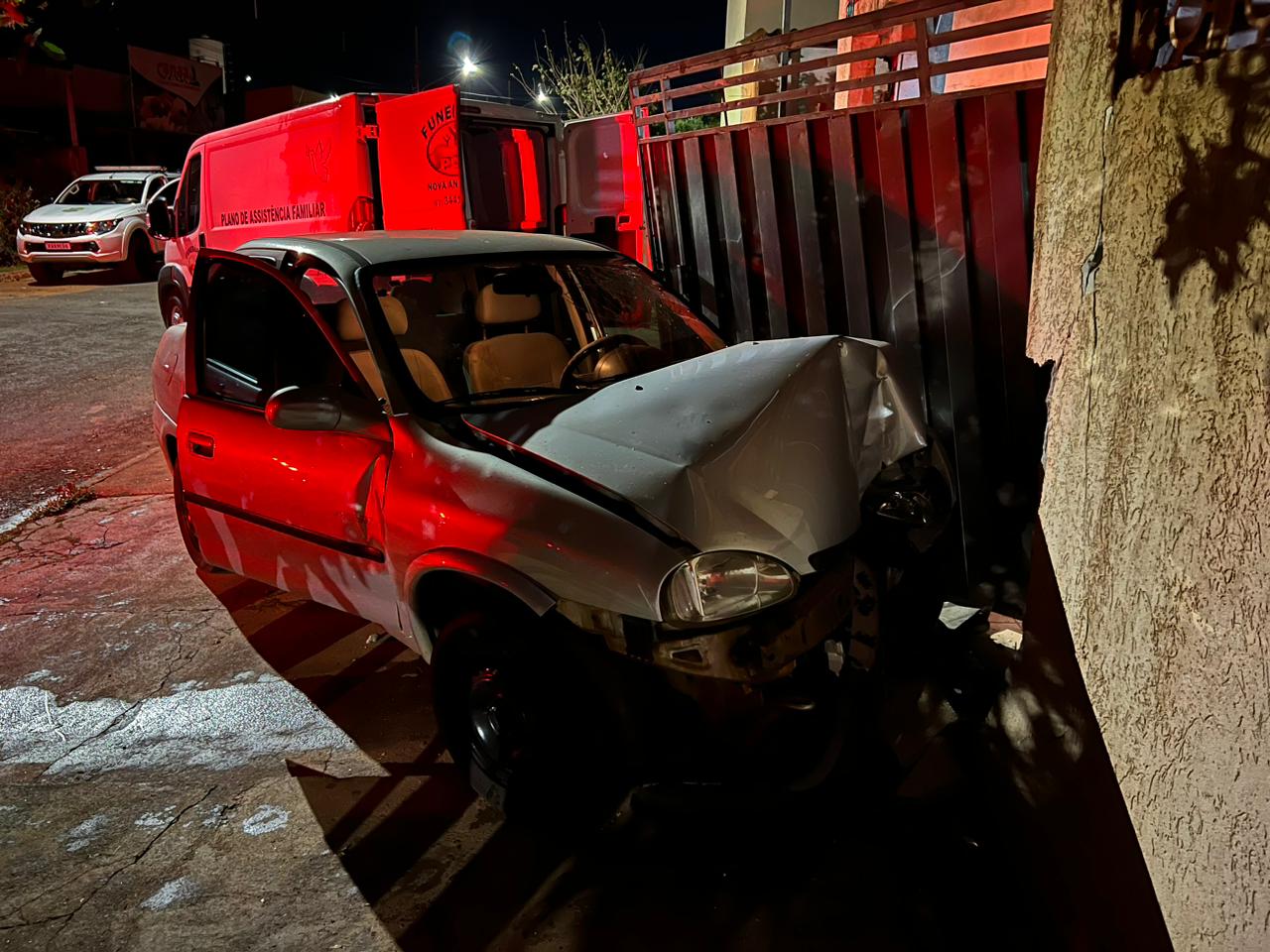 Autor arremessou o carro no port&atilde;o da casa da v&iacute;tima - Foto: Jornal da Nova