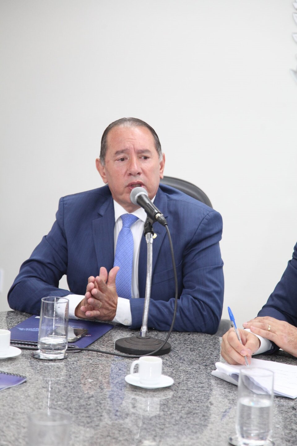 (3.ago.23) - O presidente da ALEMS, Gerson Claro, durante sabatina com o presidente ca Cassems. Foto: Luciana Nassar | Wagner Guimar&atilde;es