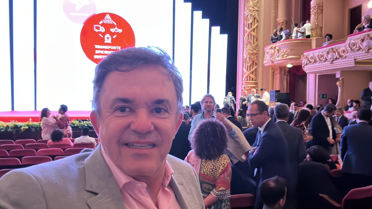 Deputado Federal su-mato-grossense, Vander Loubet (PT), aguarda in&iacute;cio da cerim&ocirc;nia de lan&ccedil;amento do Novo PAC no Rio de Janeiro. Foto: Reprodu&ccedil;&atilde;o