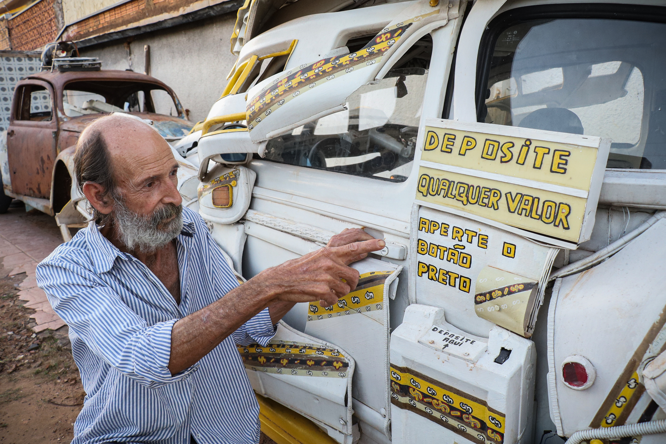 (5.jul.23) - Celso passou a deixar o ve&iacute;culo em Pra&ccedil;as e pontos aquecidos da Capital para entretenimento da popula&ccedil;&atilde;o. Foto: Henrique Kawaminami