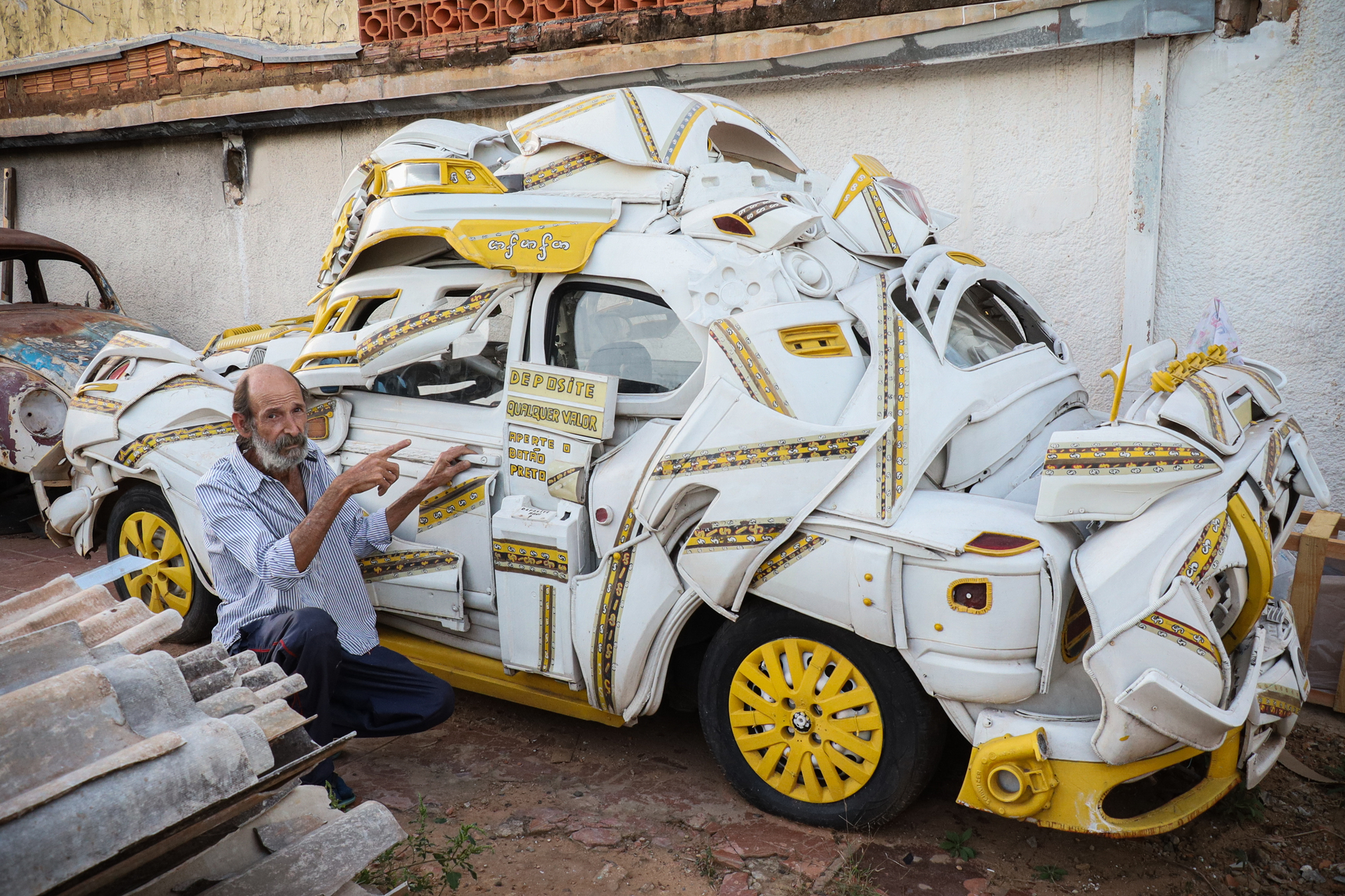 (5.jul.23) - Fusca foi todo constru&iacute;do com uso de materiais recicl&aacute;veis. Foto: Henrique Kawaminami