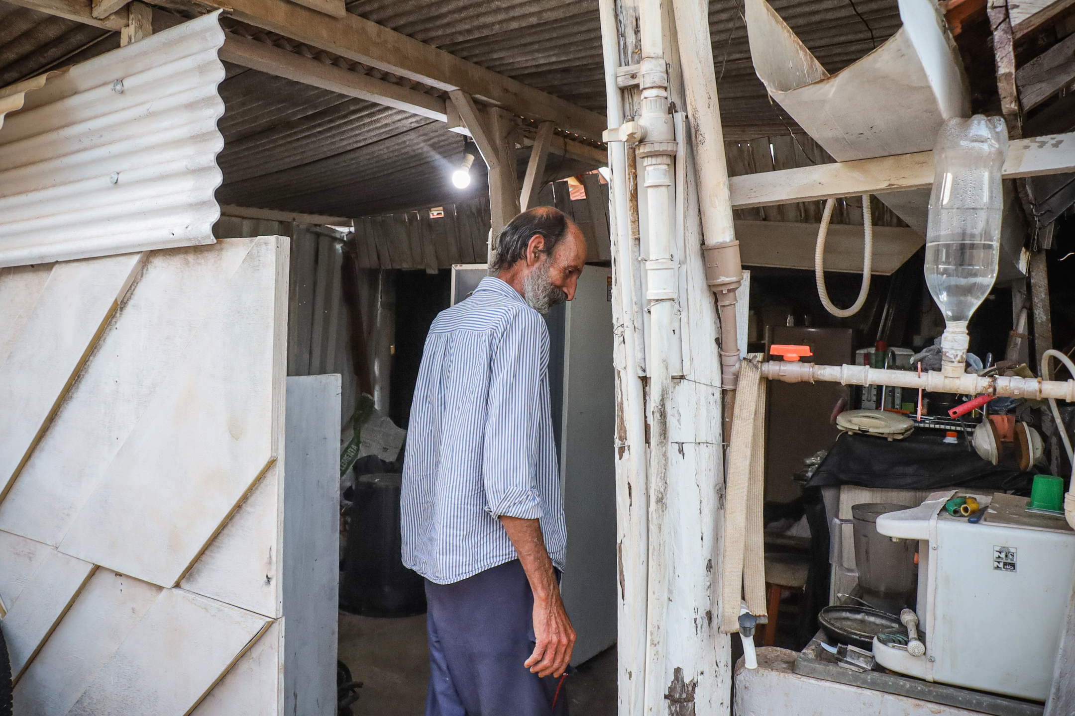 (5.jul.23) - H&aacute; um ano, Celso Aristimunho est&aacute; vivendo em uma cobertura improvisada. Foto: Henrique Kawaminami