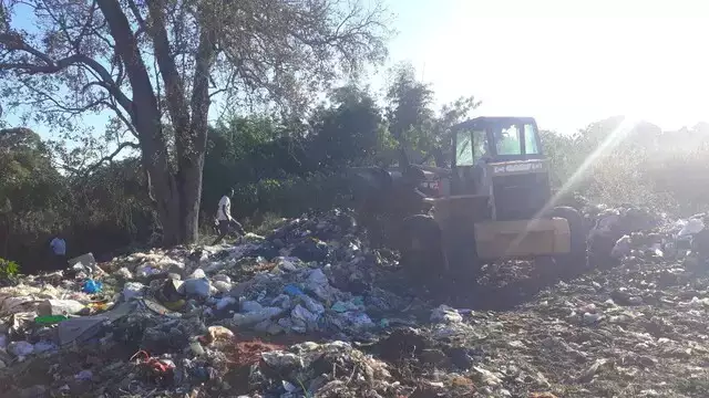 P&aacute; carregadeira fazendo buscas no lix&atilde;o de Rochedo, onde corpo estaria enterrado (Foto: Divulga&ccedil;&atilde;o | PCMS) 