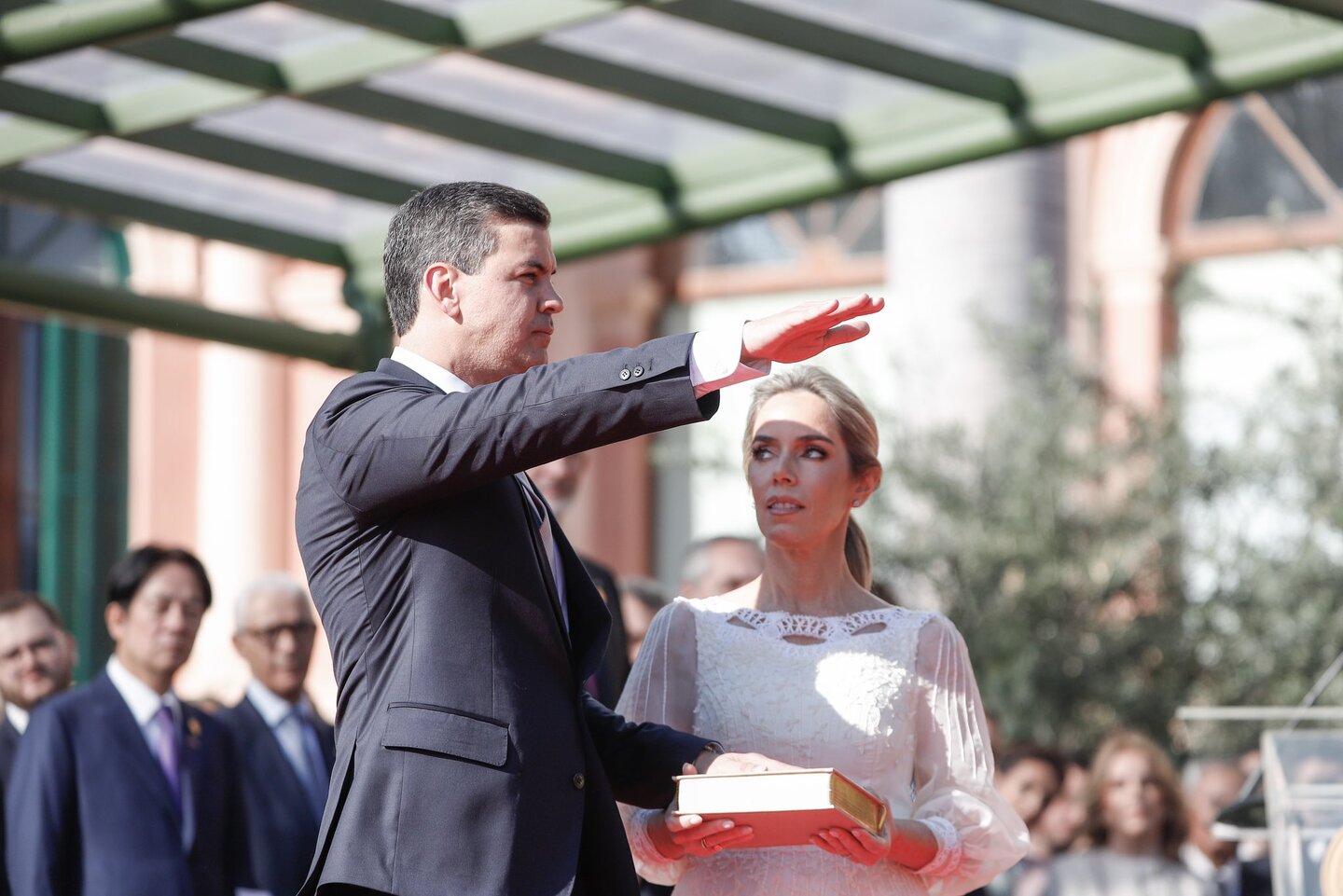 O presidente do Paraguai, Santiago Peña, presta juramento à Constituição ao lado de sua mulher, Leticia Ocampos. Foto: Twitter 