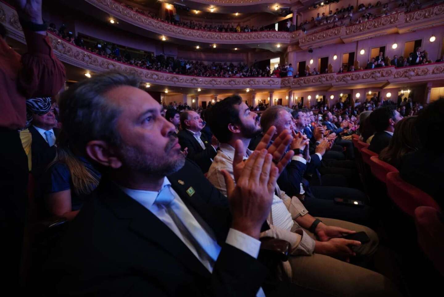 O governador Elmano de Freitas, na manh&atilde; desta sexta-feira (11), no Rio de Janeiro, para acompanhar o lan&ccedil;amento do novo Programa de Acelera&ccedil;&atilde;o do Crescimento (PAC). Foto: Reprodu&ccedil;&atilde;o