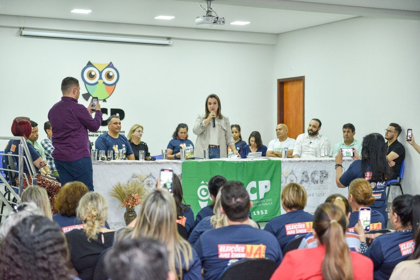 Adriane Lopes fala com profissionais da educação durante a 2ª feira, na sede da ACP, em Campo Grande (MS). Foto: PMCG