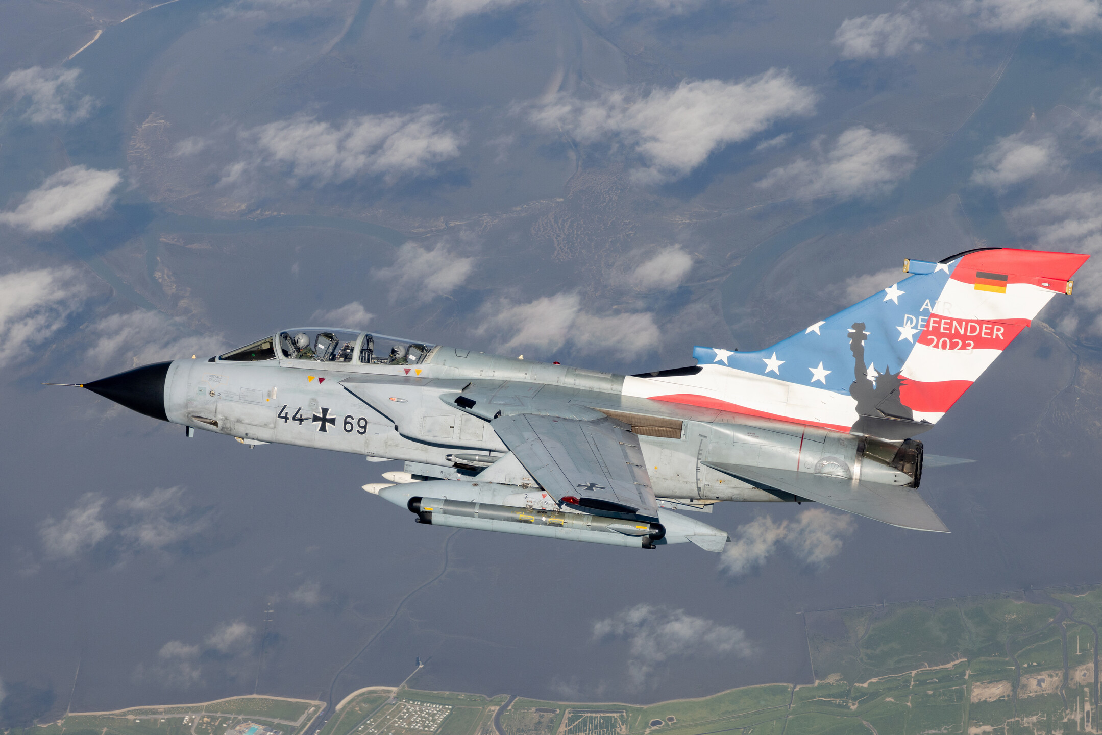 O 'Air Guardian', o ca&ccedil;a Tornado tipo 44+69 do Esquadr&atilde;o T&aacute;tico 51 da For&ccedil;a A&eacute;rea 'Immelmann', voa com o florete especial Air Defender 2023 sobre a Alemanha como parte do exerc&iacute;cio Air Defender 2023, em 6 de junho de 2023. Foto: Bundeswehr/Christian Timmig