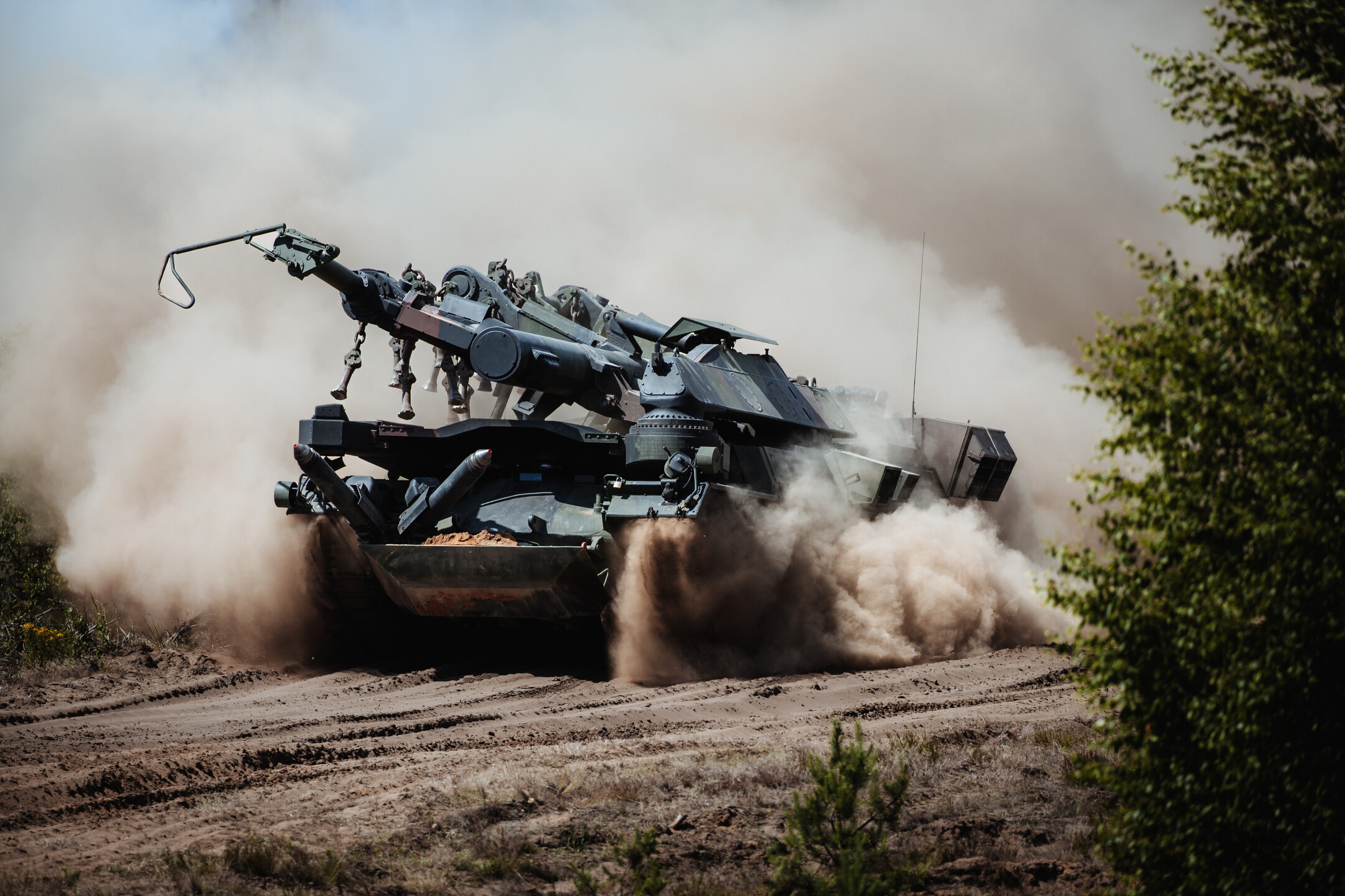 Soldados participam do exerc&iacute;cio binacional Griffin Storm com o tanque desminagem Keiler na &aacute;rea de treinamento militar de Pabrade/Litu&acirc;nia, em 25 de junho de 2023. Foto: Bundeswehr/Lea Bacherle