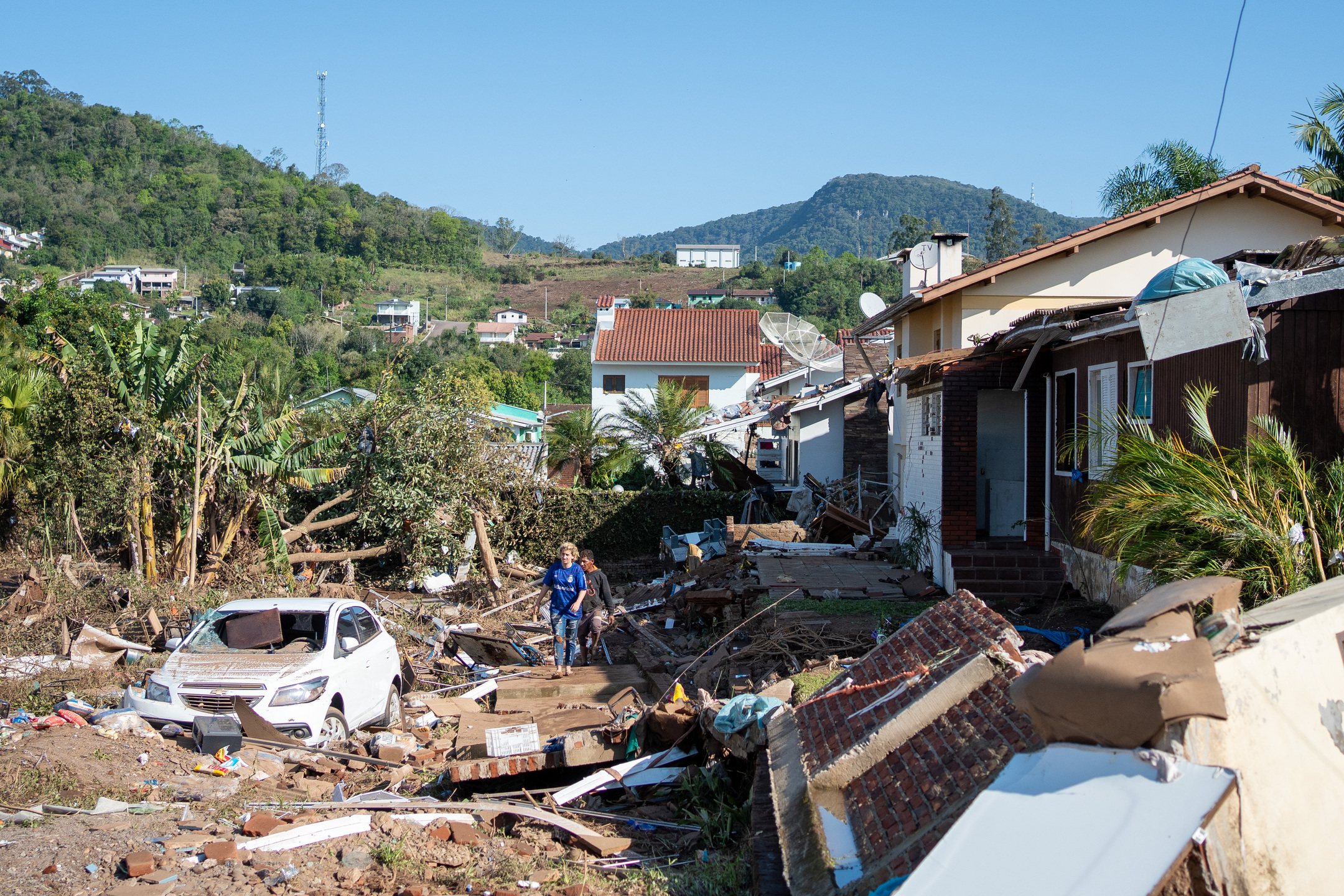 ROCA SALES, RS, BRASIL, 06.09.2023 - Uma das cidades mais atingidas pela enxurrada dos últimos dias, Roca Sales convive com um cenário de devastação em suas ruas e avenidas. Nesta quarta-feira (6/9), o governador Eduardo Leite foi até o município para verificar os estragos e reforçar o apoio do governo do Estado ao resgate das vítimas e à reconstrução da cidade. Foto: Mauricio Tonetto / Palácio Piratini