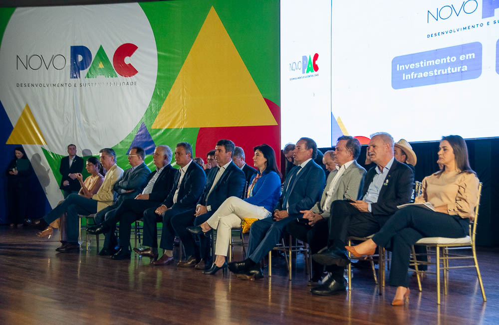 (21.set.23) - Ministros, prefeita da Capital, deputados federais e técnicos do governo federal durante apresentação do Novo PAC em Campo Grande (MS). 