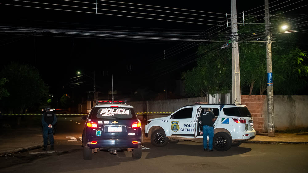 (23.set.23) - Vítima estava na esquina à direita sentada com um grupo de amigas quando foi abordada e alvejada pelo autor. Foto: Tero Queiroz