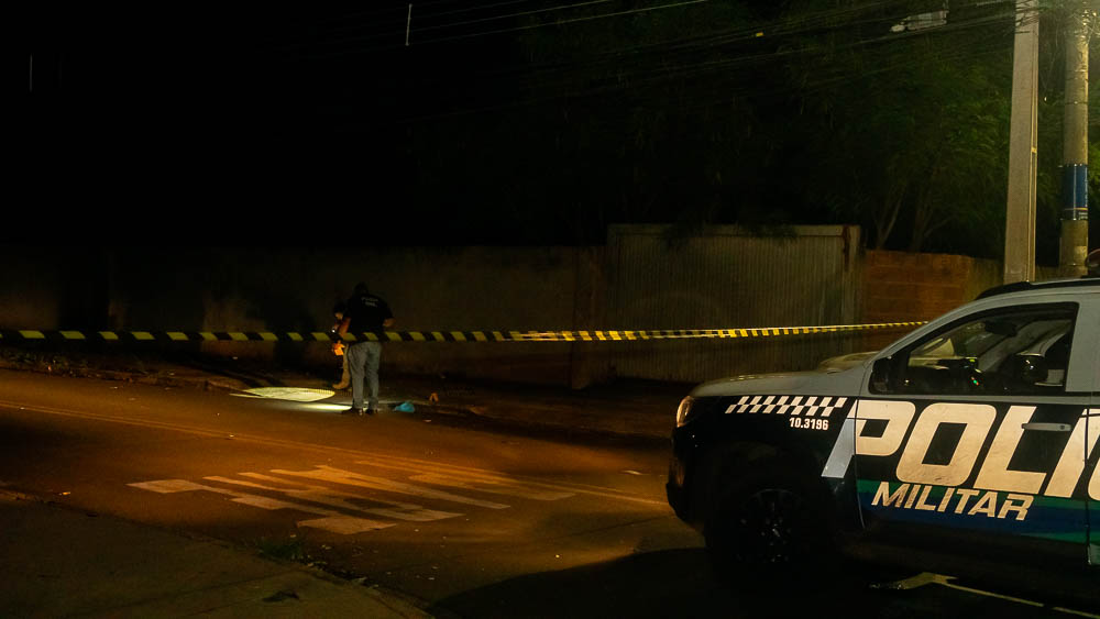 (23.set.23) - Policiais sinalizam projéteis no chão próximo a esquina onde Luana foi alvejada. Foto: Tero Queiroz 