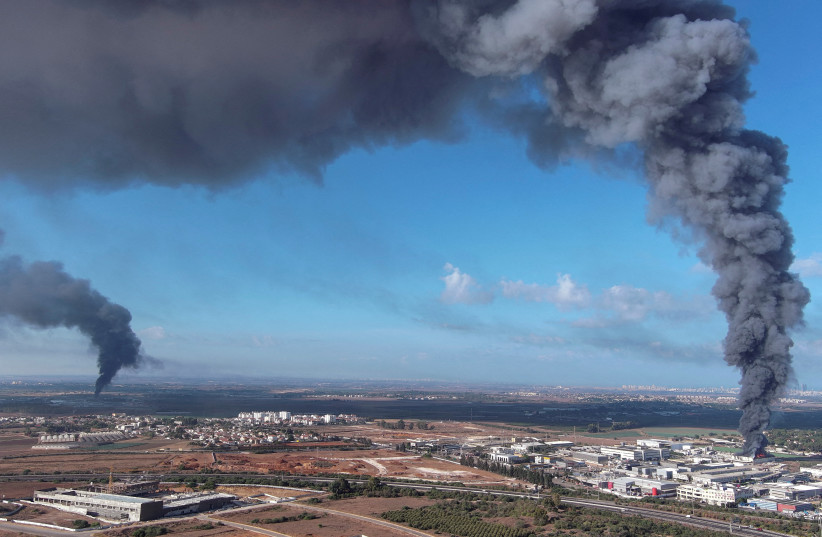 Fumaça é vista na área de Rehovot enquanto foguetes são lançados da Faixa de Gaza, em Israel, em 7 de outubro de 2023. (crédito da foto: REUTERS/ILAN ROSENBERG)