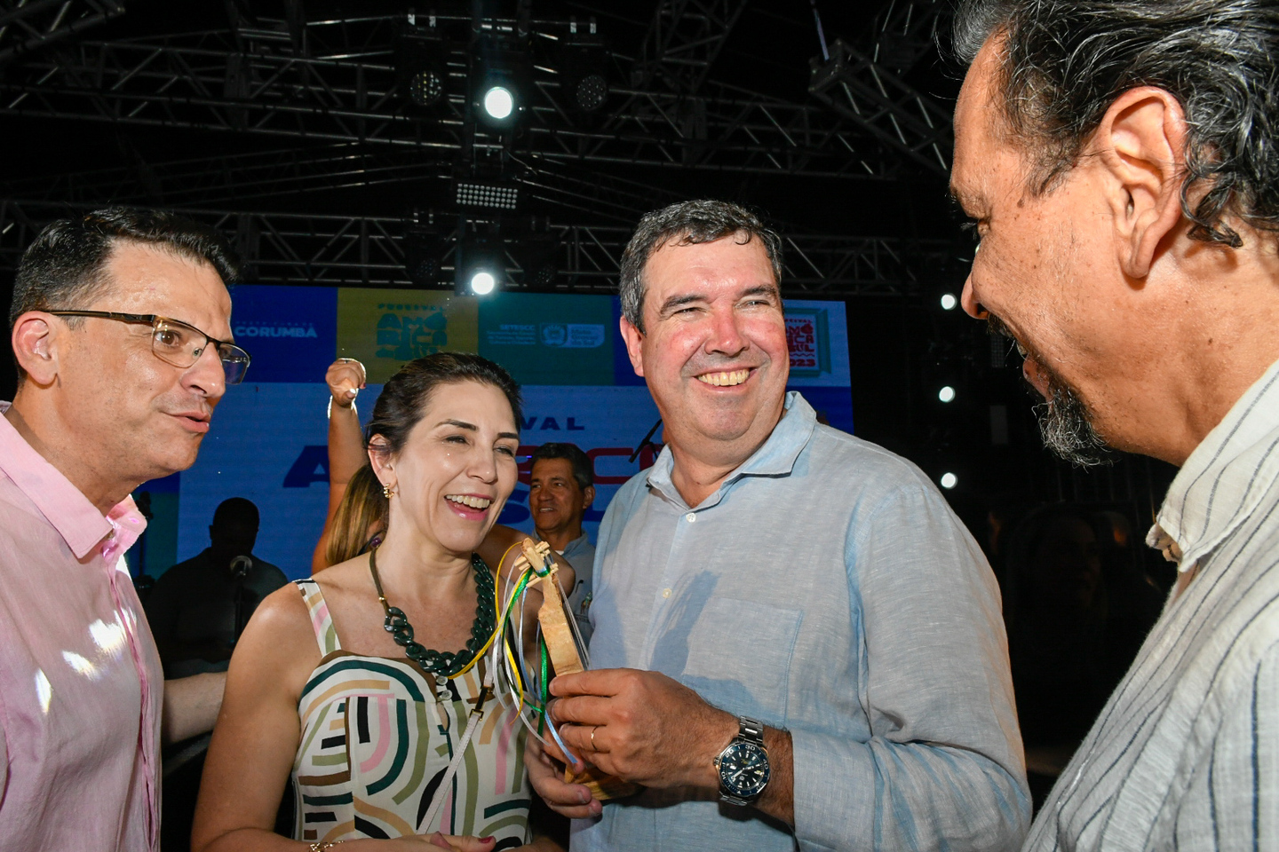 (9.nov.23) - O diretor-presidente da Funda&ccedil;&atilde;o de Cultura, Eduardo Mendes, a primeira-dama, M&ocirc;nica Riedel, o Governador Eduardo Riedel e o secret&aacute;rio da Setescc, Marcelo Miranda durante visita a standes no 17&ordf; Festival Am&eacute;rica do Sul. Foto: Bruno Rezende
