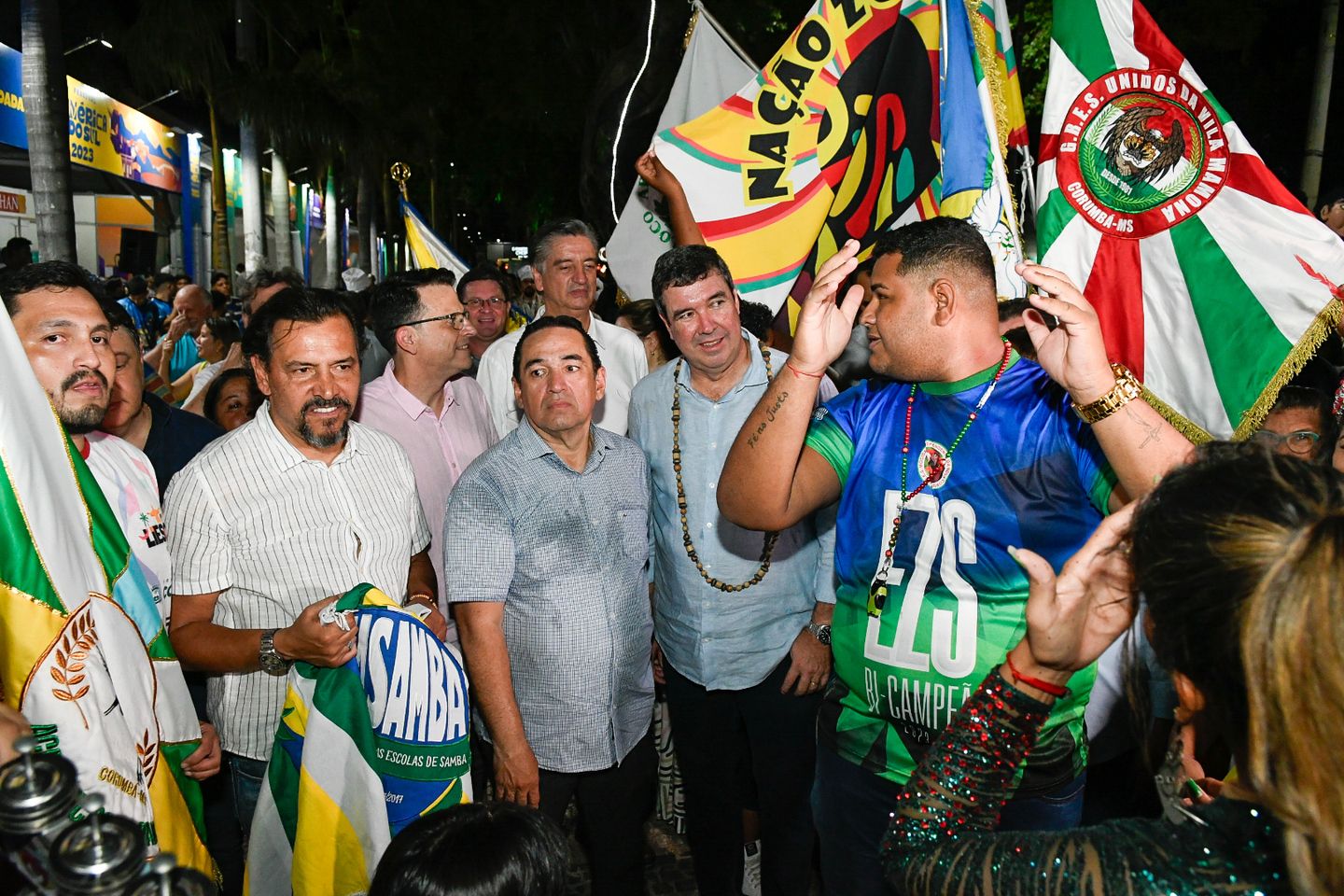 Governador Eduardo Riedel &eacute; recepcionado por escolas de Samba e o prefeito Marcelo Iunes em Corumb&aacute;. Foto: Bruno Rezende