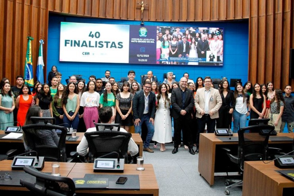 Escola de aluno que sofreu críticas ao propor tema LGBT terá