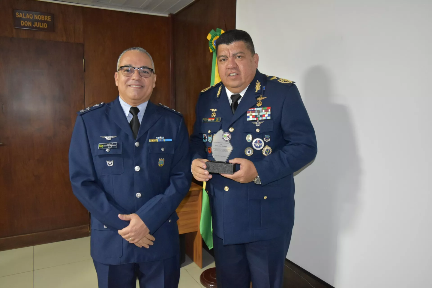 Arturo Javier González Ocampo (à direita), ex-comandante da Força Aérea do Paraguai, durante homenagem concedida pela Força Aérea Brasileira (FAB) na comemoração de 41 anos da Missão Técnica Aeronáutica Brasileira (MTAB)  Foto / Divulgação / Força Aérea 