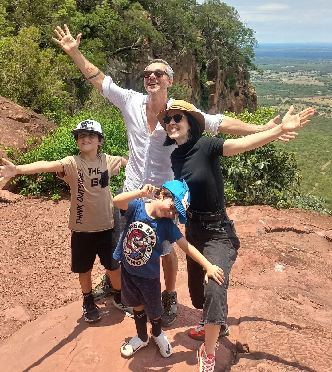 Ator Alexandre Nero e a esposa, Karen Brusttolin, passearam com os filhos Noá e Inã pontos turísticos de Mato Grosso do Sul. Foto: Redes 