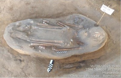 An&aacute;lises de laborat&oacute;rio ainda est&atilde;o em andamento para descobrir com precis&atilde;o qu&atilde;o antigos s&atilde;o esses materiais e os esqueletos, mas o n&uacute;mero de sepultamentos e a quantidade de pe&ccedil;as encontradas apontam para um s&iacute;tio arqueol&oacute;gico. 