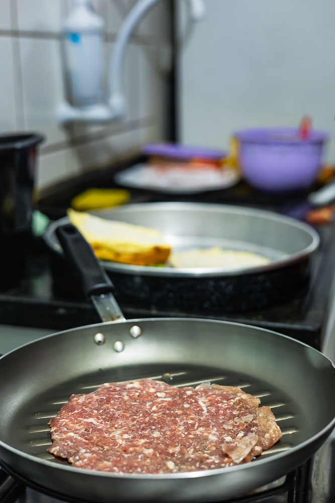 Harburguer caseiro colocado em uma frigideira para preparo de lanche na Nico Burguer Lanche CG. Foto: Tero Queiroz 