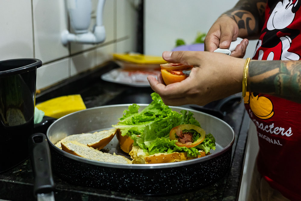 Maycon monta um lanche na cozinho da Nico Burguer Lanche CG. Foto: Tero Queiroz 