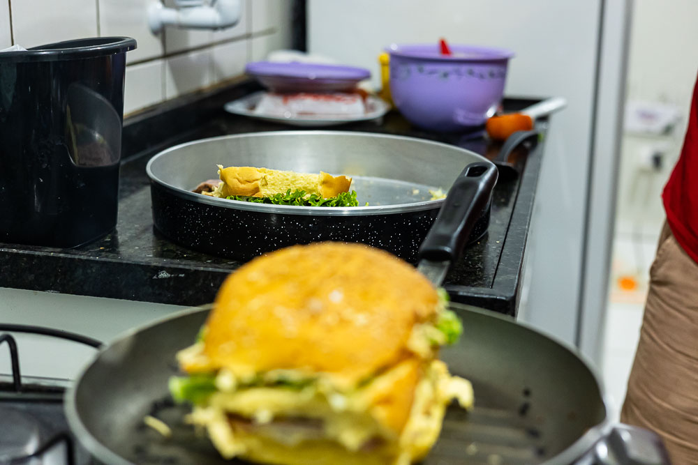 Maycon inicia o preprado de lanches para clientes enquanto dava entrevista. Foto: Tero Queiroz
