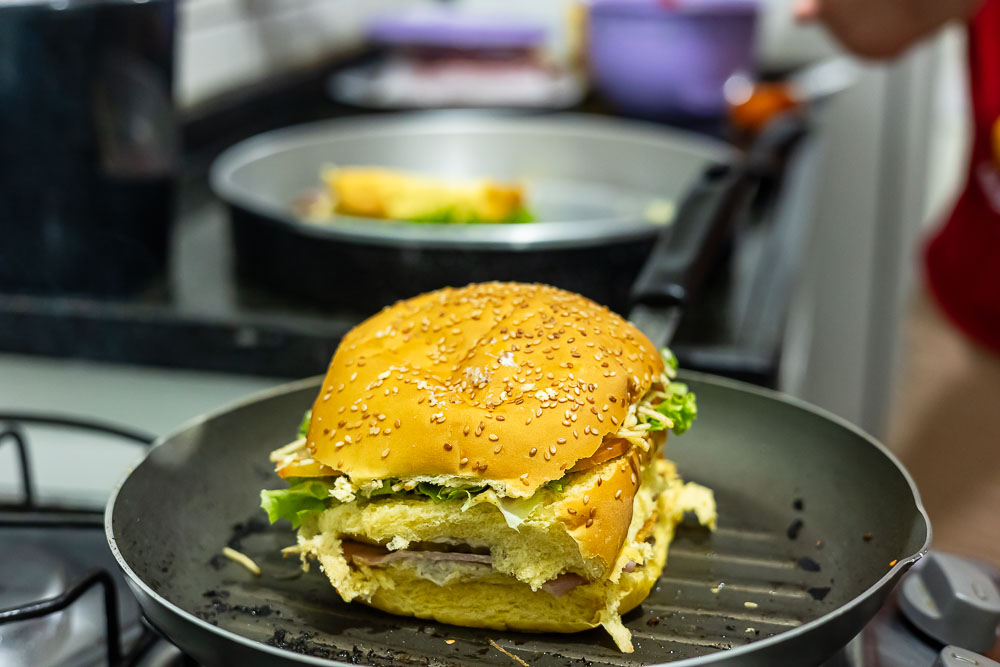 Lanche da Nico Burguer CG preprado por Maycon. Foto: Tero Queiroz 