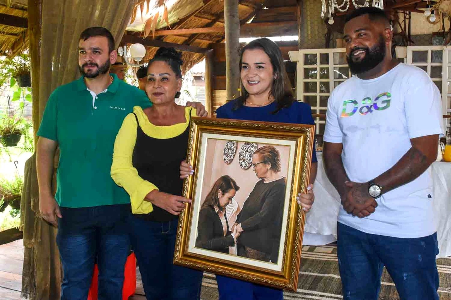 Adriane e seu presente, com Pedro, Bya Arraes e Adriano. Foto: Valmirar Gomes