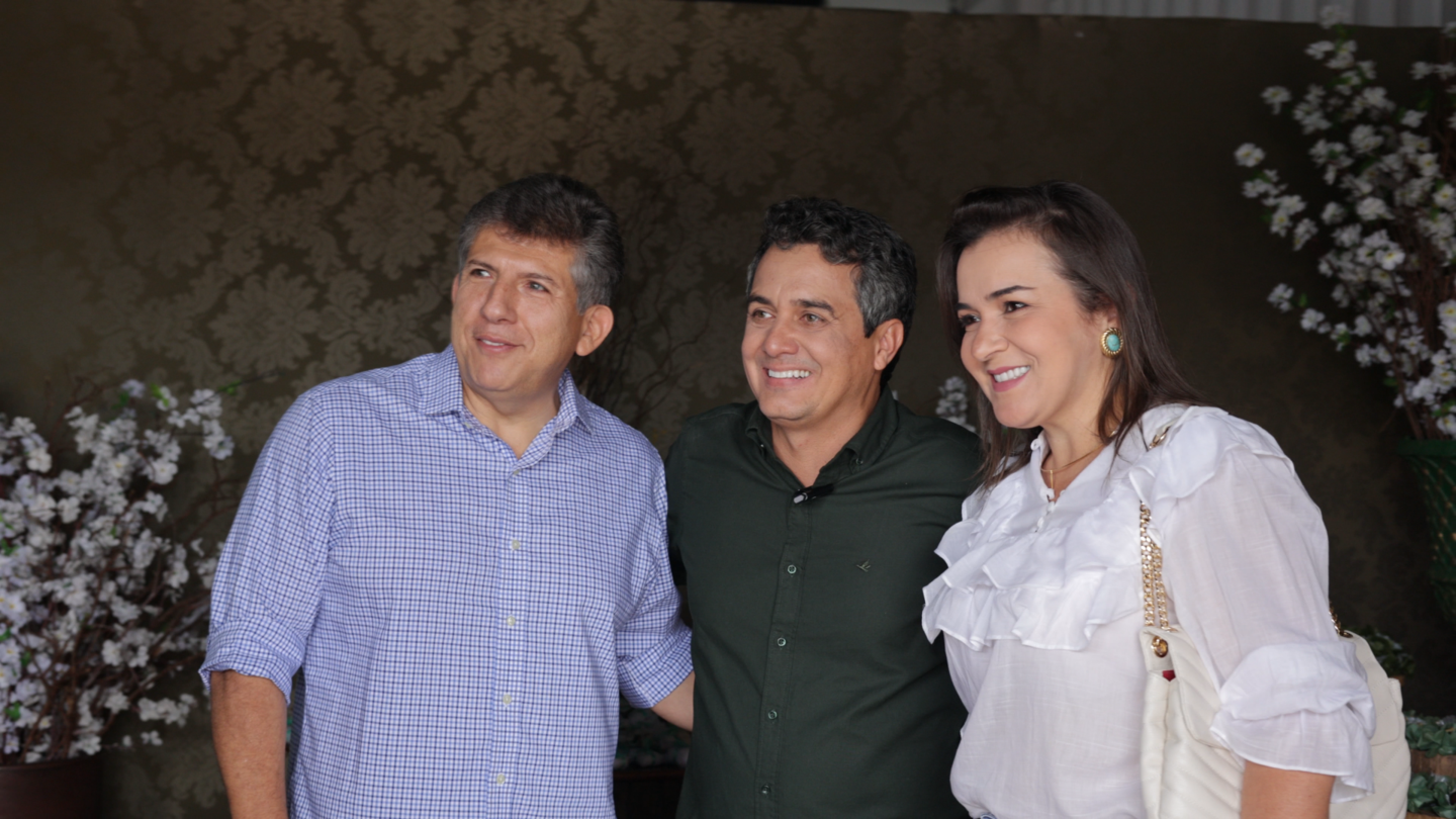 Lídio e Adriane Lopes entregaram presentes felicitando Landmark Rios pelos 50 anos. Foto: Tero Queiroz 