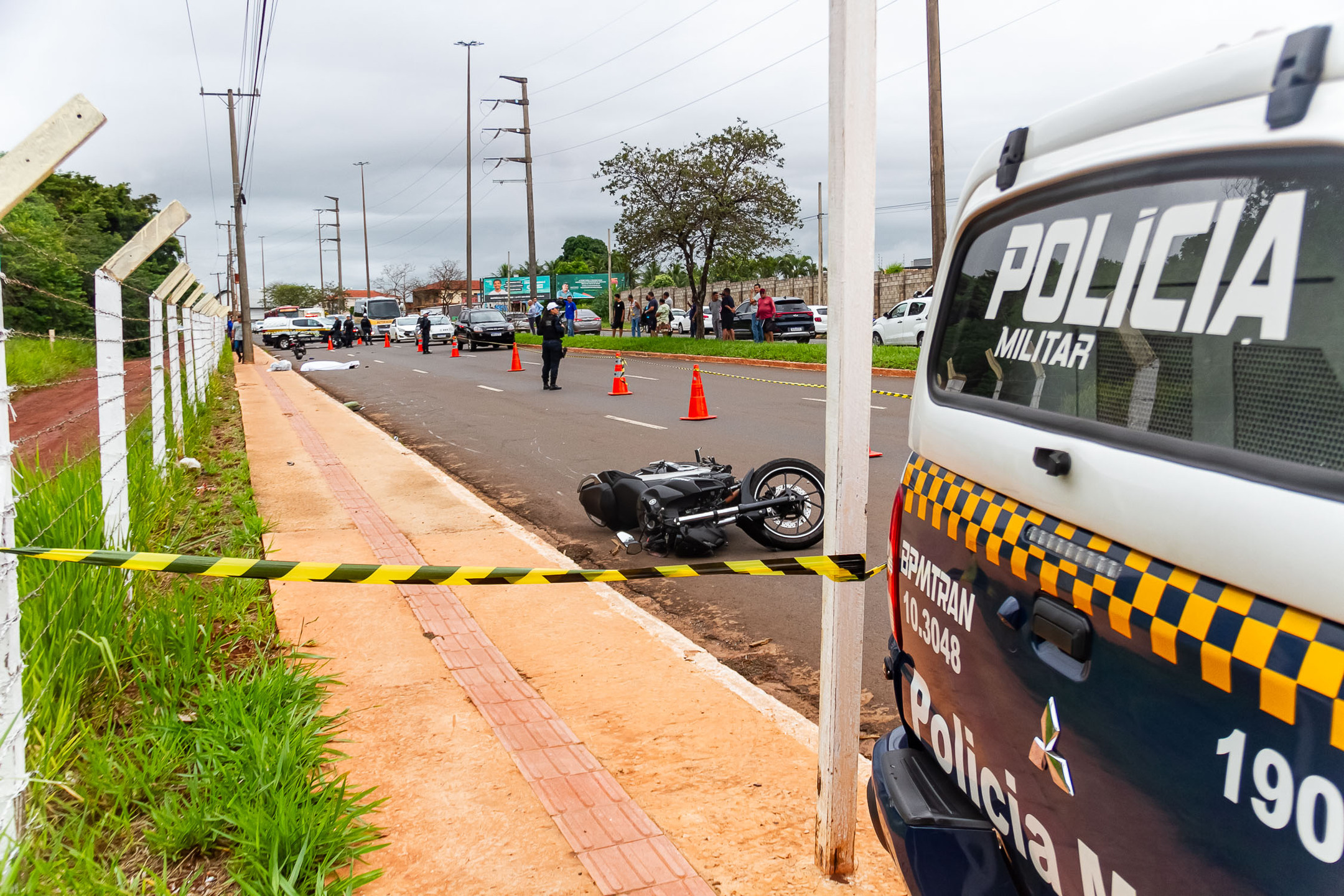 (19.fev.24) - Motocicleta de Emerson parou a cerca de 30 metros de onde ele caiu. Foto: Tero Queiroz 