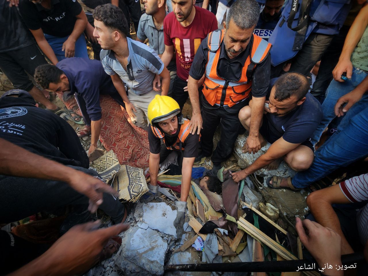 Civis palestinos colaboram na busca de corpos e sobreviventes que permanecem sob os escombros de edifícios destruídos na Faixa de Gaza. - Foto: @pmofa