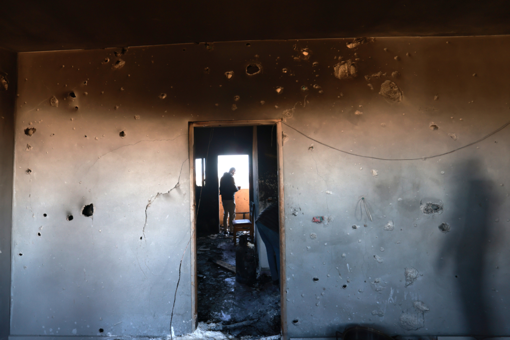 Abrigo de MSF em Al Mawasi, Khan Younis, após ataque das forças israelenses.  Mohammed Abed/MSF