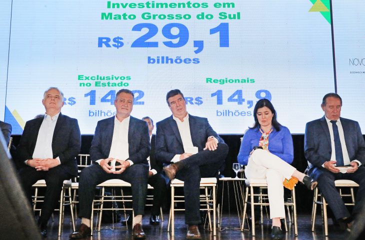 Riedel e o presidente da Assembleia, Gerson Claro, com os ministros Rui Costa, Márcio Franca e Simone Tebet, em 2023