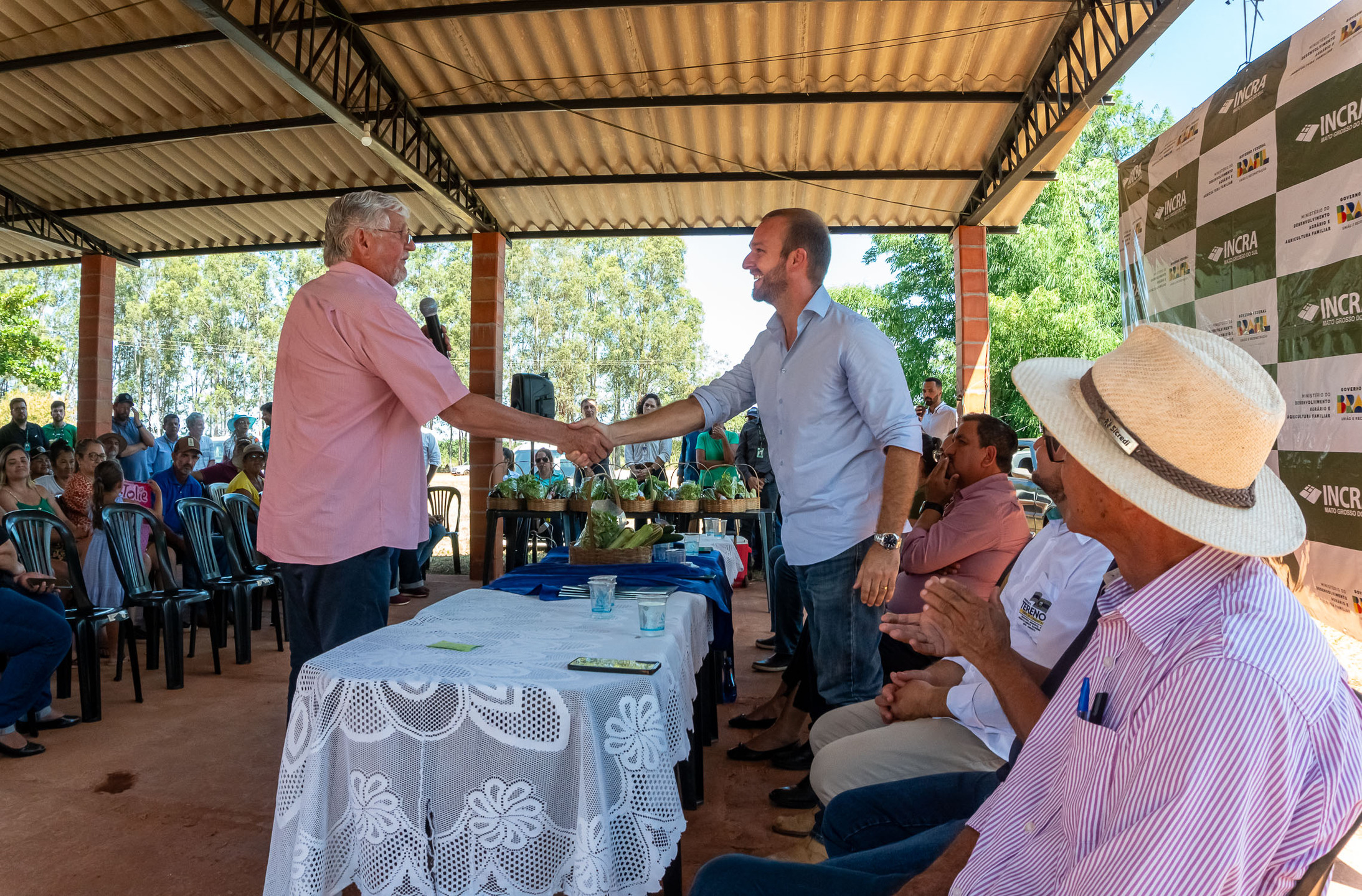O prefeito Henrique Budke foi elogiado e recebeu os cumprimentos do deputado estadual e ex-governador, Zeca do PT. Foto: Tero Queiroz