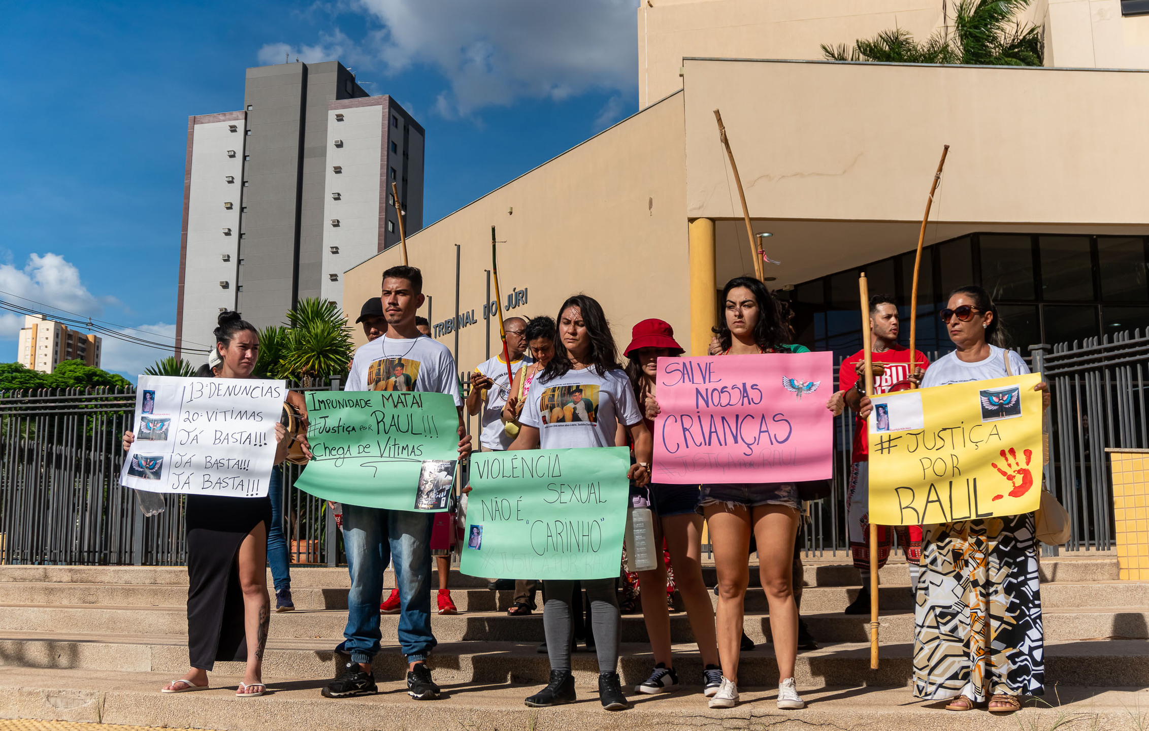 Manifestantes, amigos e familiares de Raul protestaram cobrando celeridade do Fórum de Justiça em Campo Grande. Foto: Tero Queiroz 