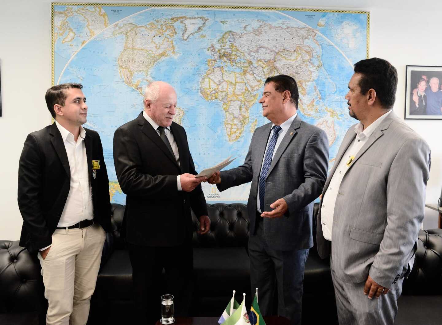 O Prefeito Valdir Sartor ao lado do Senador Nelsinho Trad, com apoio do Secretário de Educação Adriano Pimentel e do Vereador Juninho Lima.