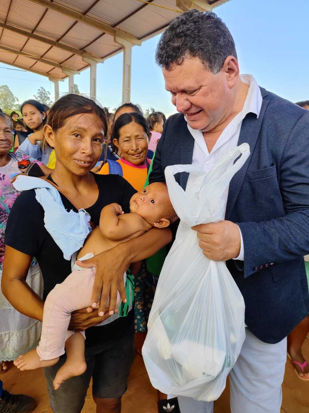 Secretário Executivo Humberto de Mello Pereira entrega alimentos à família da aldeia Limão Verde, em Amambai (MS). Foto: Reprodução