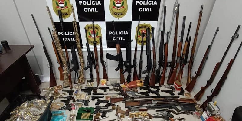 As armas apreendidas na casa de Hélio em Limeira. Foto: Polícia Civil de Americana