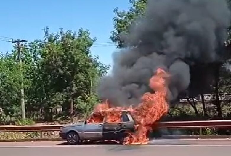 Veículo incendiado no Trevo da Bandeira, em Dourados, em 2022. Foto: Reprodução 