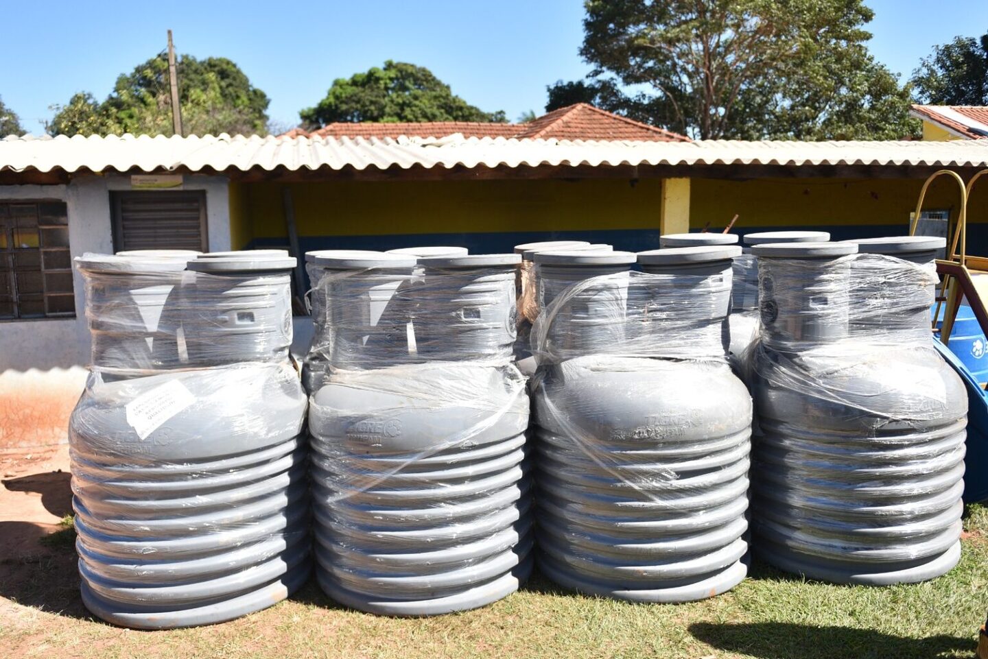 Caixas de abastecimento de água. Foto: Roberto Ajala 