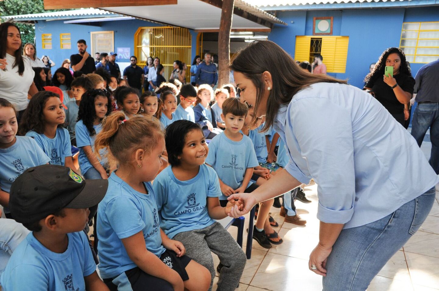Prefeita Adriane Lopes interage com alunos da Rede Municipal de Ensino. Foto: Reprodu&ccedil;&atilde;o