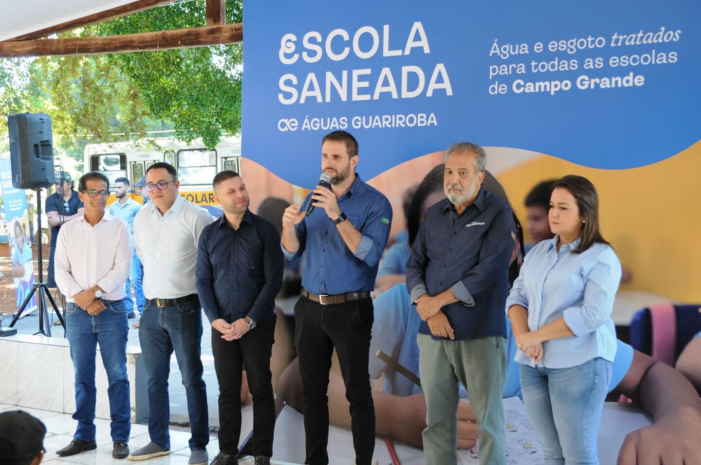 Ao microfone o secret&aacute;rio de Educa&ccedil;&atilde;o, Lucas Henrique Bitencourt. Foto: Roberto Ajala