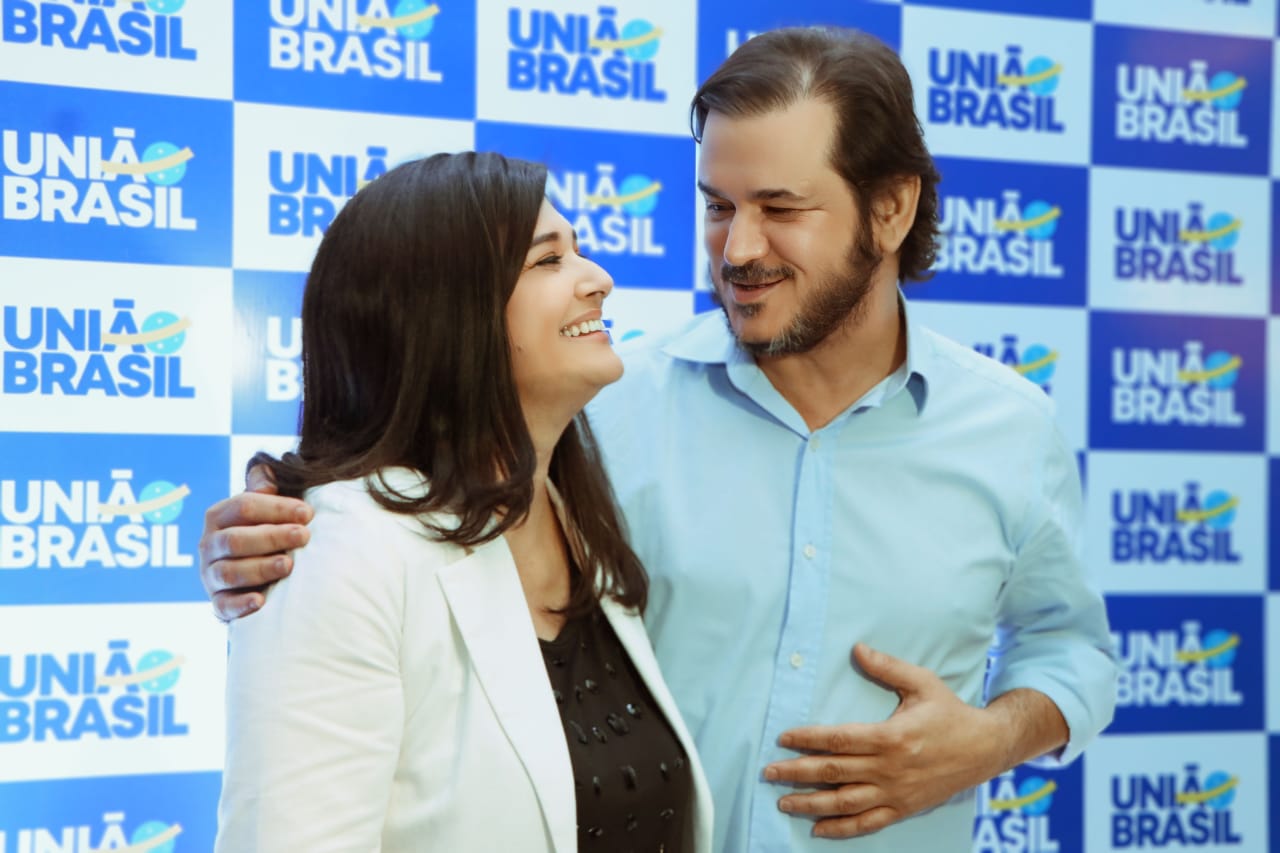 O presidente nacional do União Brasil, Rueda, ao lado de Rose Modesto. Crédito: Leca Vetor
