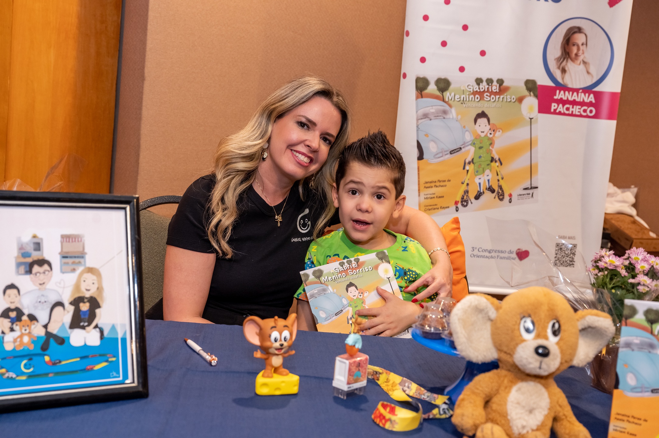 Em um dos momentos mais marcantes do congresso, Janaína Pacheco e o pequeno Gabriel. Foto: Divulgação - Literare Books International