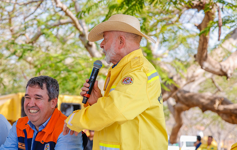 31.07.2024 - Governador de Mato Grosso do Sul, Eduardo Riedel e o Presidente da República, Luiz Inácio Lula da Silva, durante visita à Base Prevfogo-Ibama de Corumbá e diálogo com brigadistas da Brigada Pantanal de MS. Foto: Ricardo Stucket . 