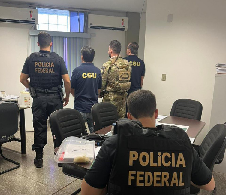 Polícia Federal recolhe documentos na secretaria de Obras de Corumbá. Foto: PF 