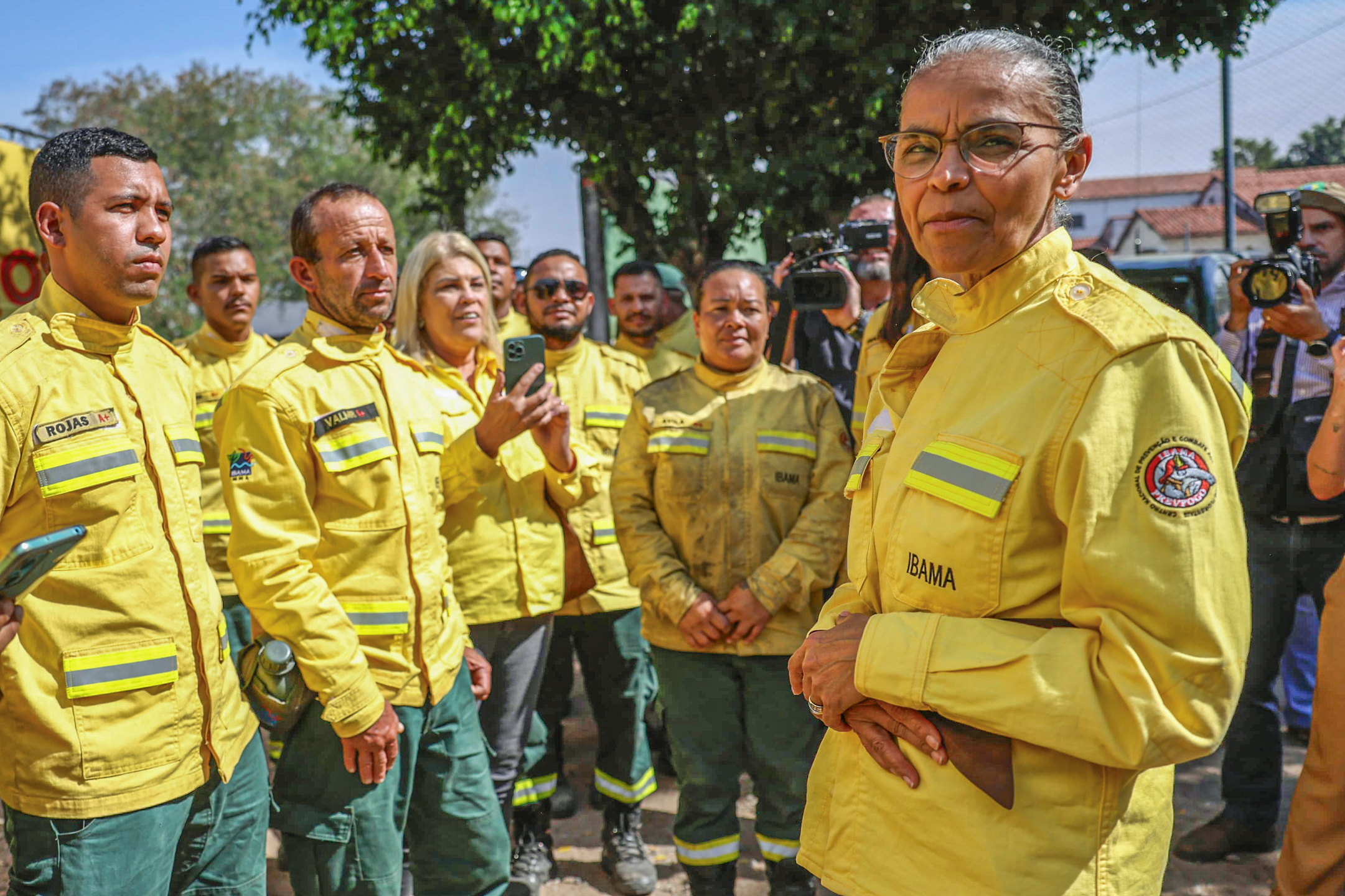 Corumbá (MS) 28/06/2024 A ministra do meio ambiente, Marina Silva (d) visita brigada do PREVFOGO (MG) que ajudará ao combate ao incêndio que atinge o Pantanal. Foto: Marcelo Camargo/Agência Brasil