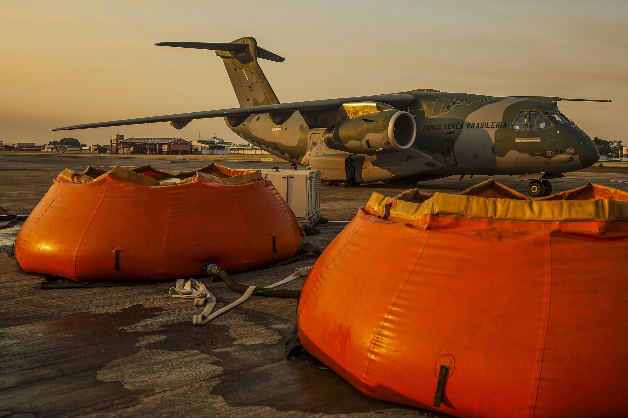 Corumbá (MS), 01/07/2024 - A aeronave KC-390 Millennium é abaestecida com 12 mil litros de água para combater os incêndios no Pantanal. Foto: Marcelo Camargo/Agência Brasil
