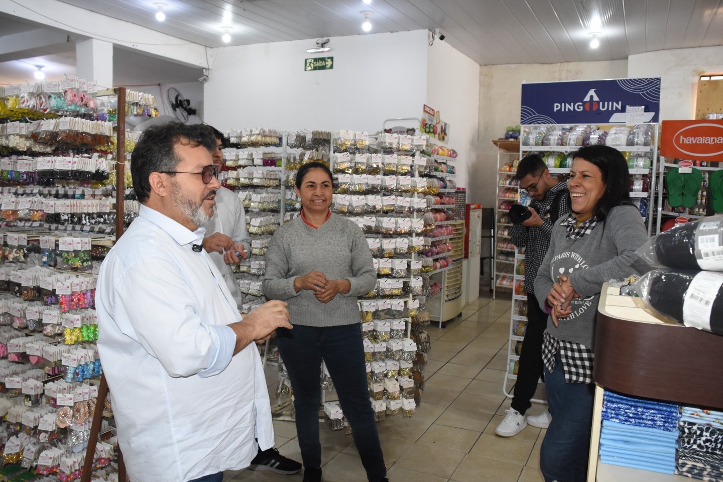 No centro comercial, o diálogo democrático e produtivo com Carlos da UCP. Foto: Valmirar Gomes