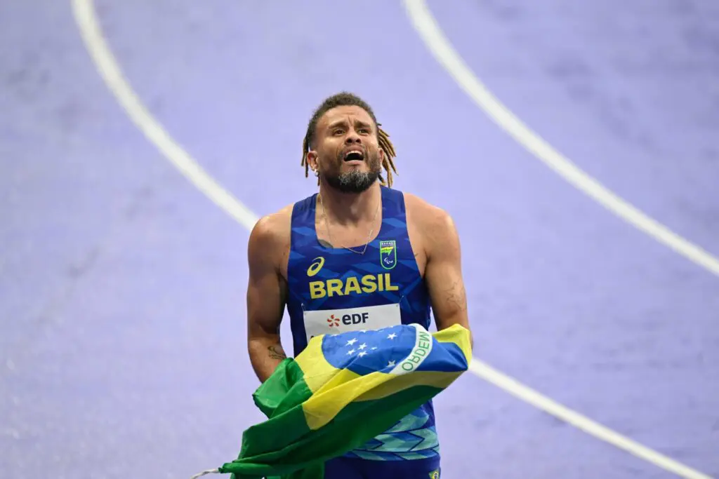 O fluminense Ricardo Mendonça celebra a conquista da medalha de ouro nos 100m, classe T37 | Foto: Douglas Magno/CPB